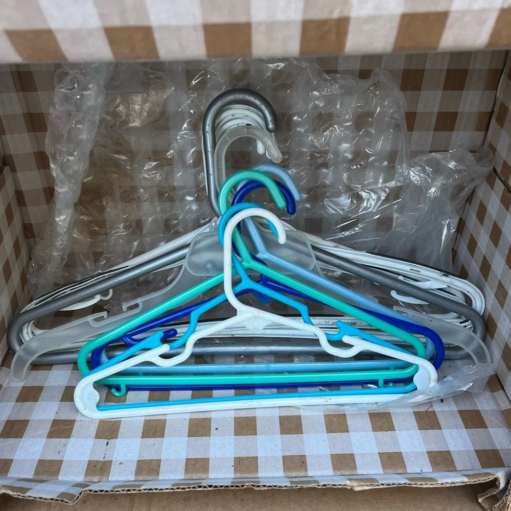 Multi-Color Plastic Hangers Set